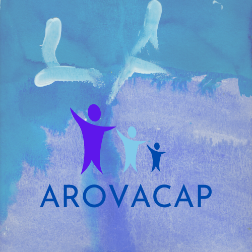 Fond aquarelle bleu abstrait avec une silhouette blanche de trois personnages, représentant probablement une famille, et le mot « arovacap » en lettres blanches et grasses en bas.